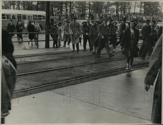1946 Press Photo Allis-Chalmers workers entering the plant during a strike- Historic Images