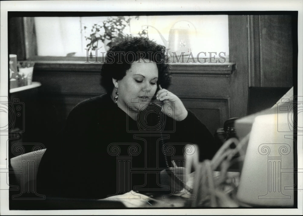 1992 Press Photo Lisa Girard, AIDS Patient Volunteers on AIDS Hotline- Historic Images