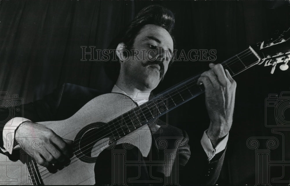 1971 Press Photo Guitarist Peter Baime will play a benefit recital at UWM- Historic Images