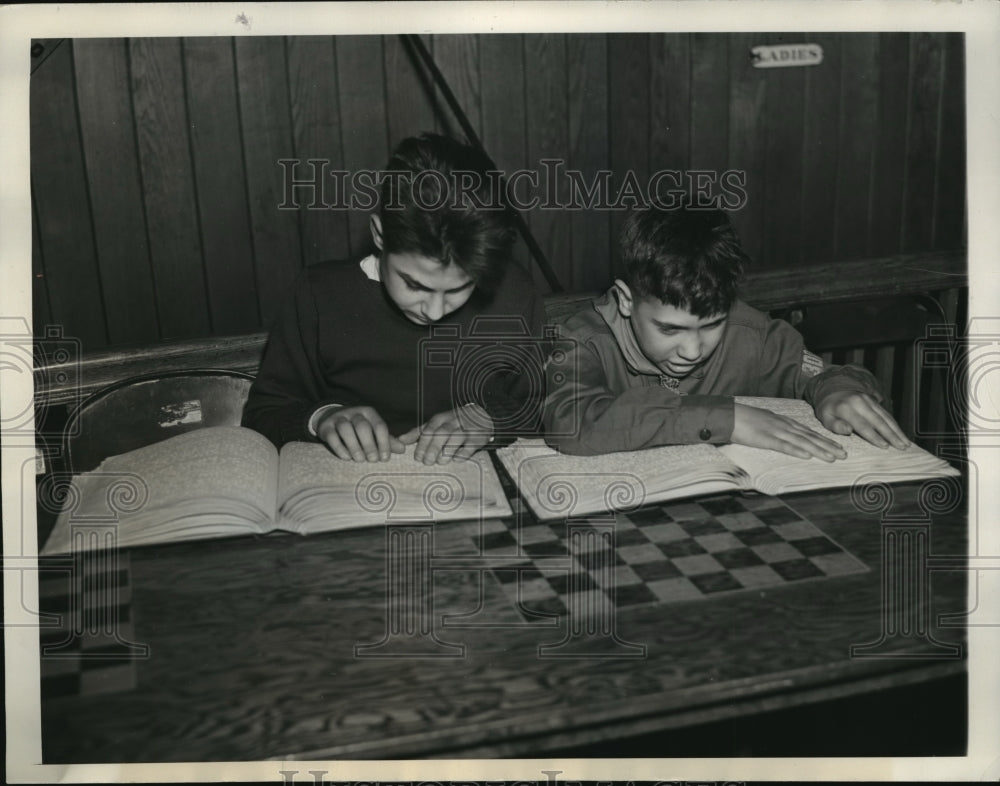 1938 Press Photo Fred Gerlinger and Joe Cozzo reading braille handbooks