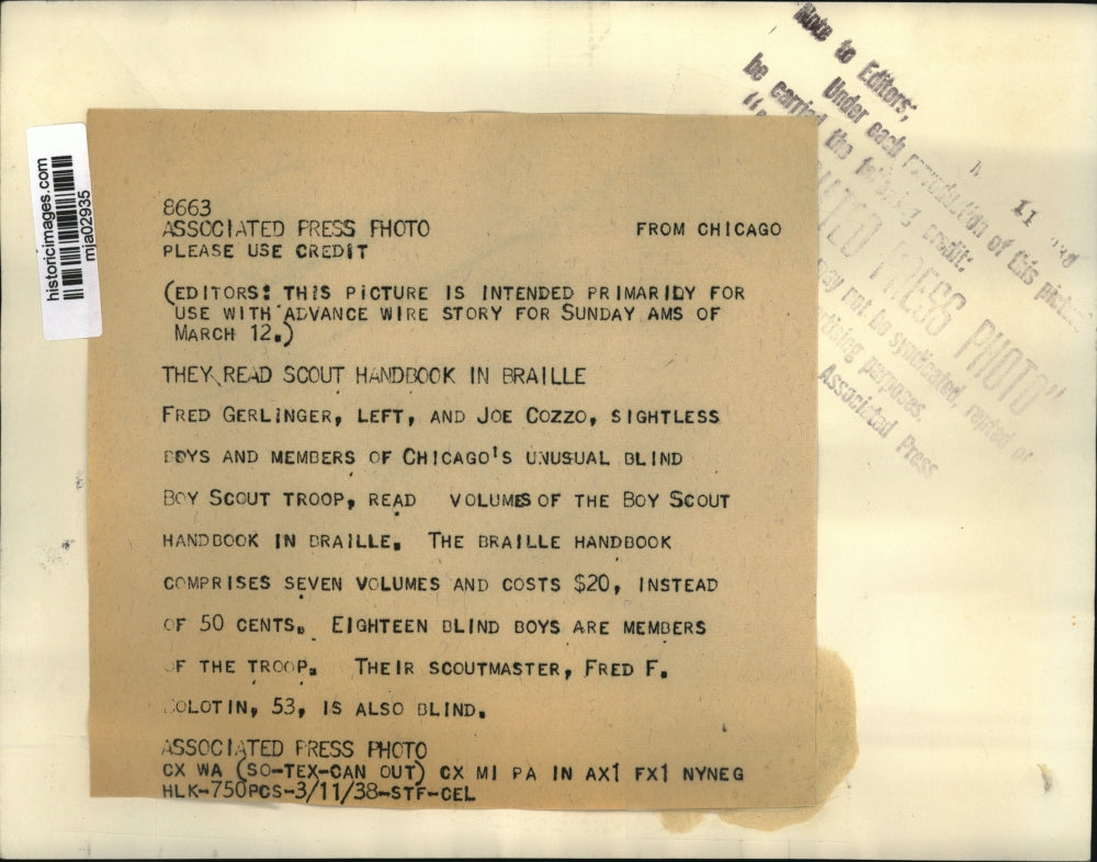 1938 Press Photo Fred Gerlinger and Joe Cozzo reading braille handbooks