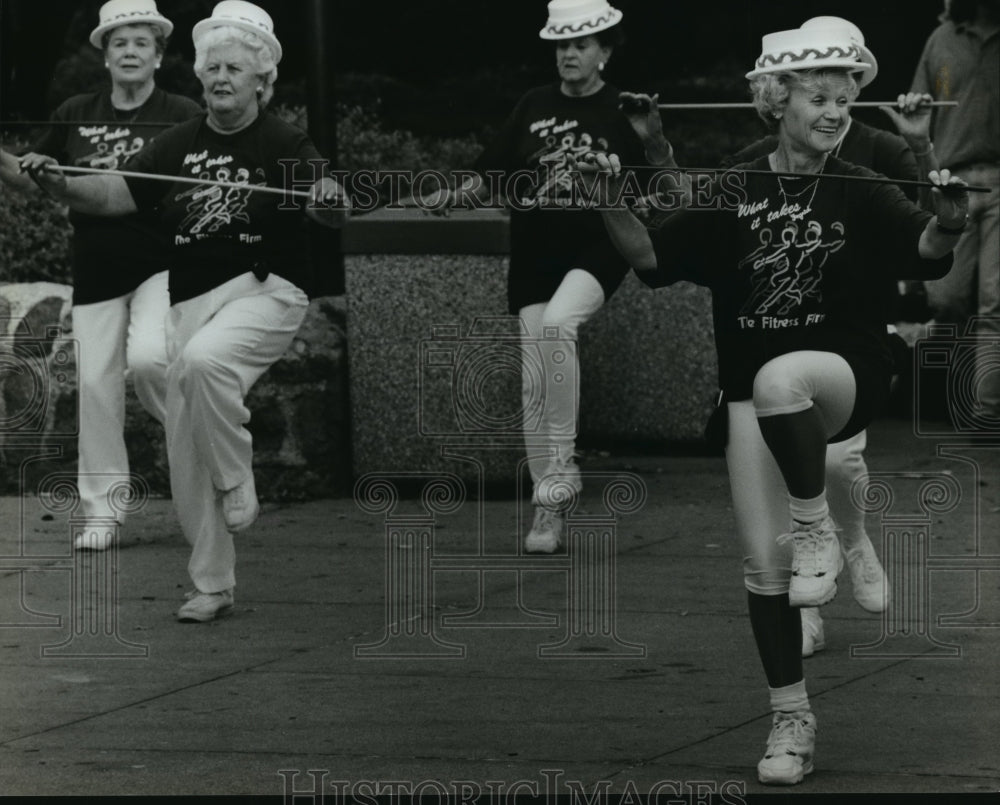 1994 Press Photo Ingrid Mielke works out with a senior aerobics class- Historic Images