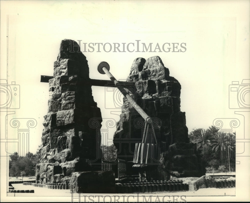 1987 Press Photo A copper representation of shadouf, the ancient water-lifting- Historic Images