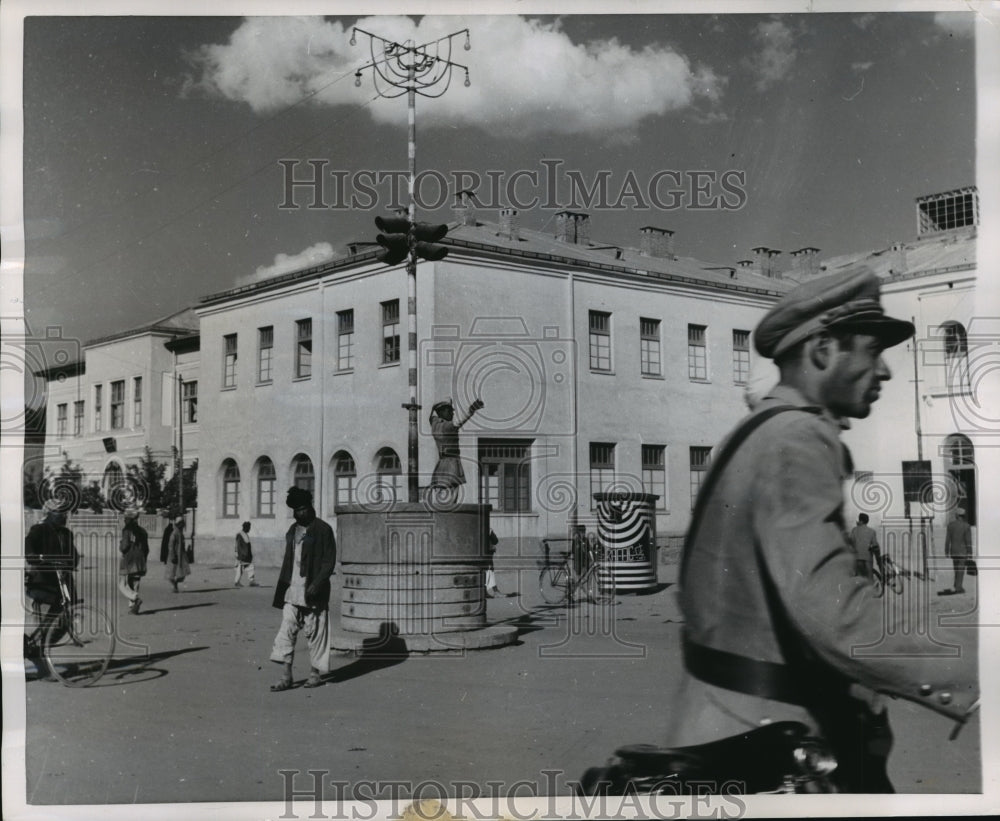 1955 Press Photo A policeman directs traffic in Kabul- Historic Images