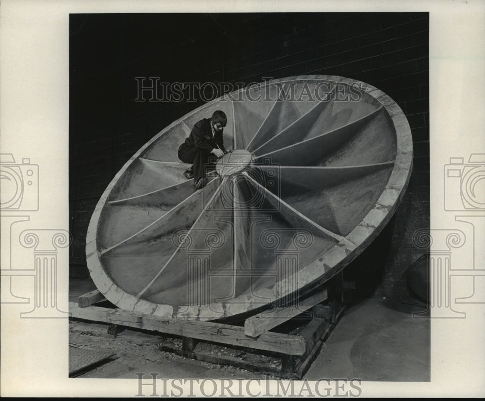 1963 Press Photo Warren Jezorski working on a parabolic metalspinning die- Historic Images