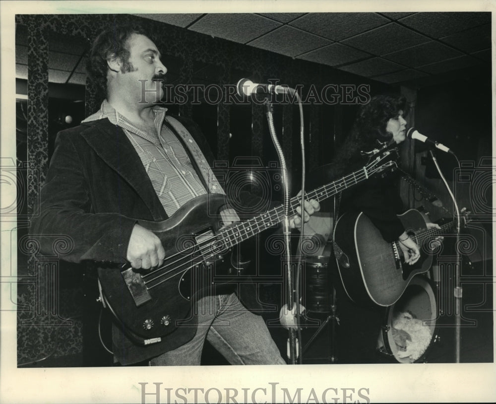 1983 Press Photo Bruce Braidigan of Milwaukee Fire Dept. Peforms Bruce Russell- Historic Images