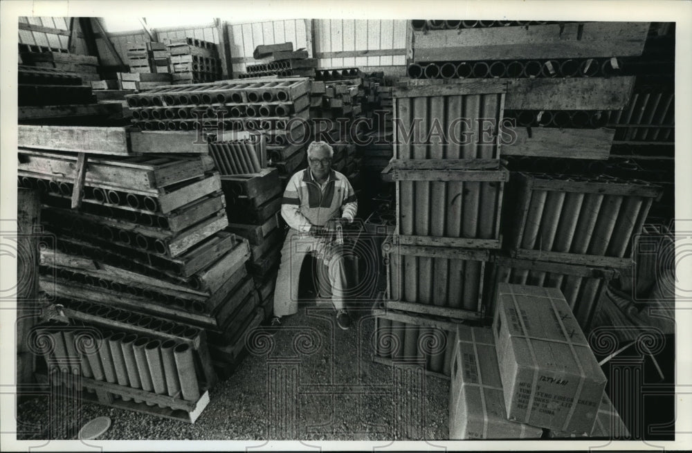 1989 Press Photo Sam Bartolotta sit amid the mortars that will be used to launch- Historic Images