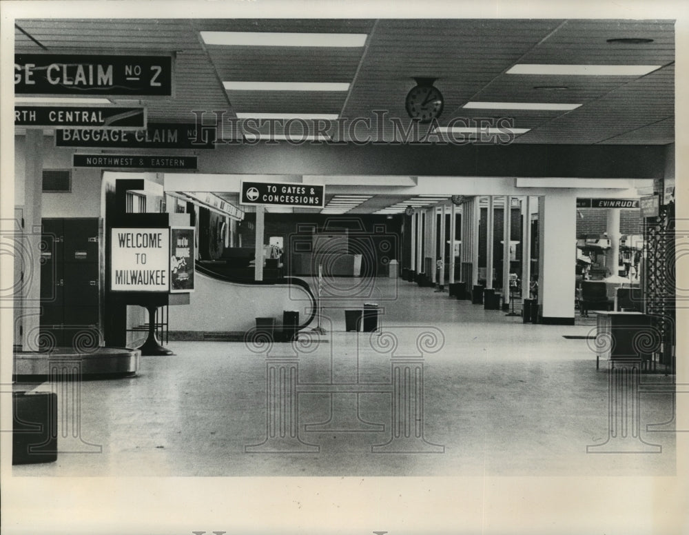 1972 Press Photo Terminal lobby at Mitchell Field after a bomb scare- Historic Images