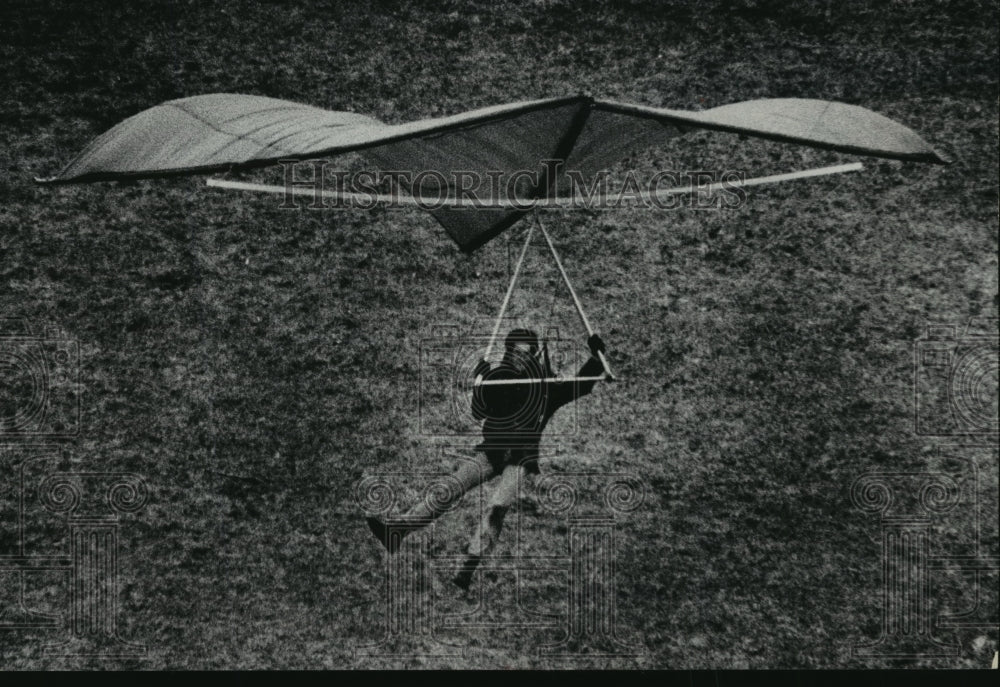 1974 Press Photo Jack Macadon testing a sky sail on the near Water Power Park