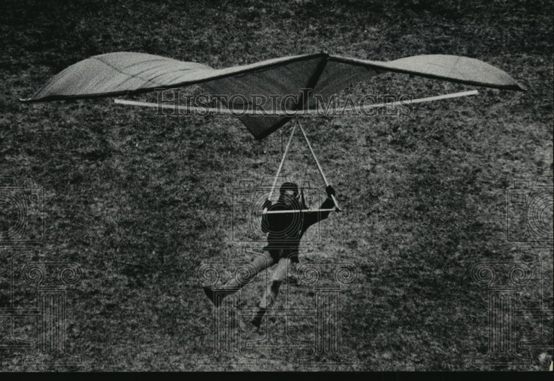 Load image into Gallery viewer, 1974 Press Photo Jack Macadon testing a sky sail on the near Water Power Park
