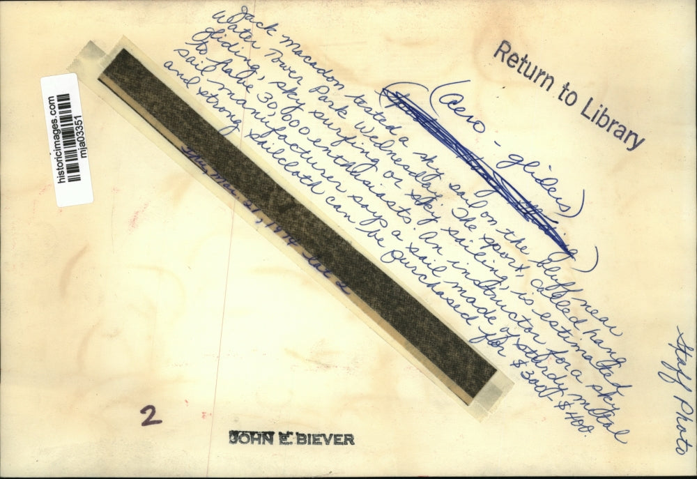 1974 Press Photo Jack Macadon testing a sky sail on the near Water Power Park