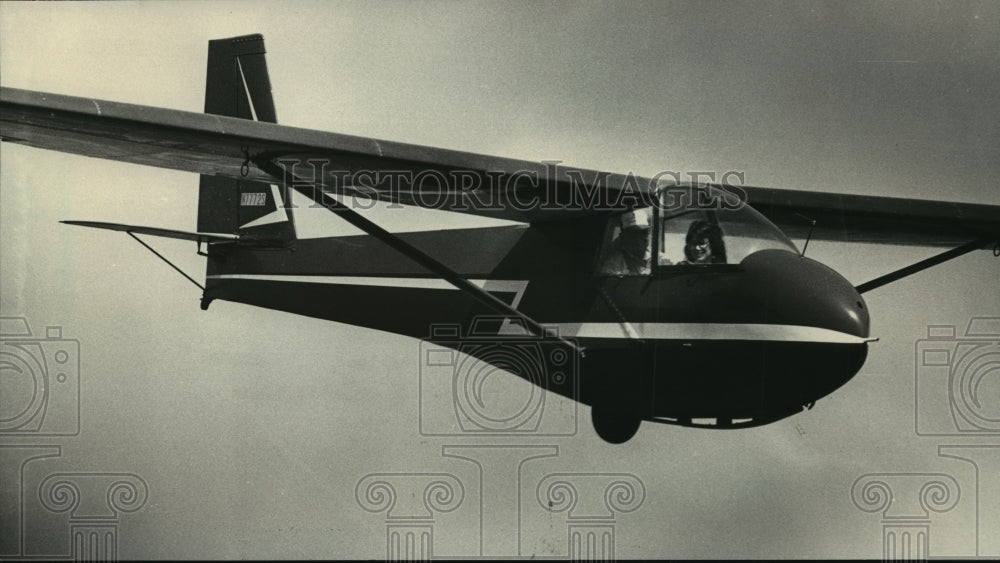 1983 Press Photo Soaring glider ride with its u-uuup- Historic Images