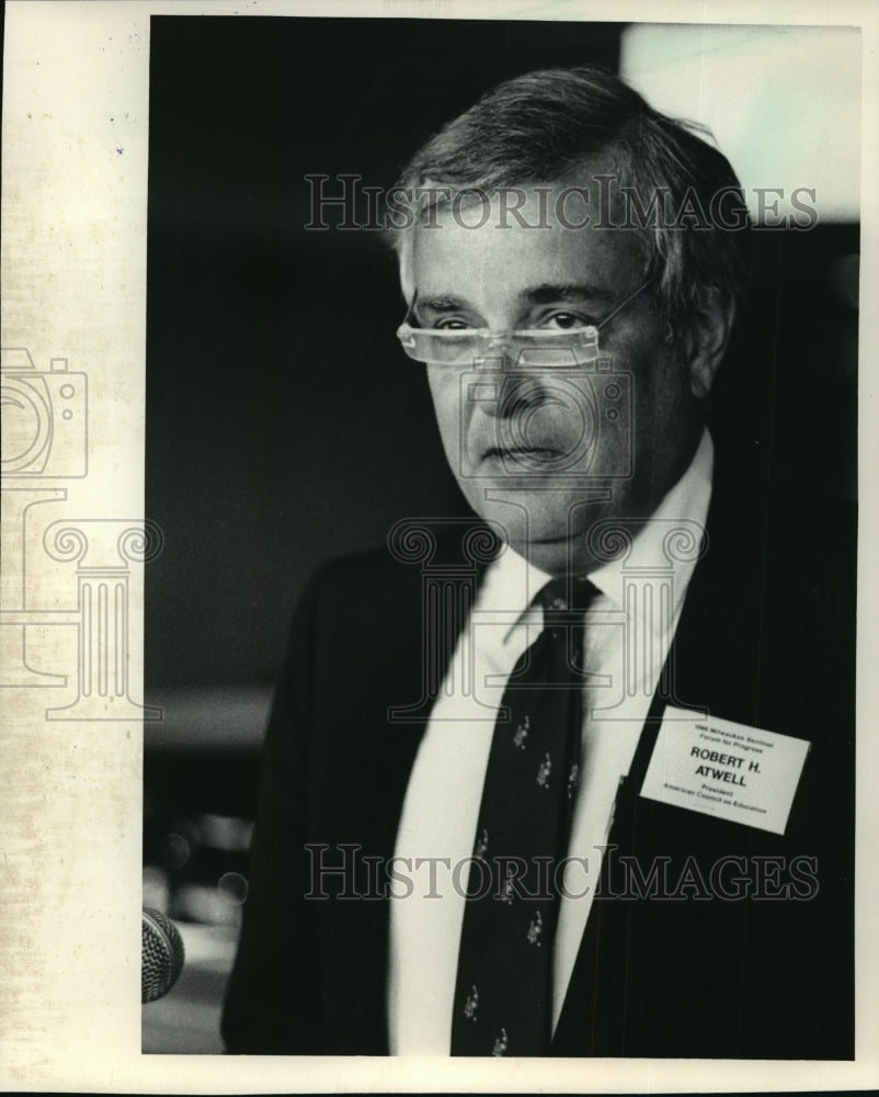 1966 Press Photo Robert H. Hatwell at Forum for Progress- Historic Images