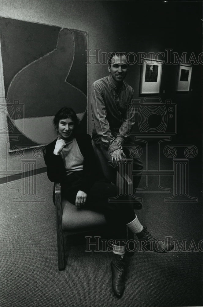 1990 Press Photo Visual Artist Estherly Allen &amp; Luis Roldan at Cardinal Stritch- Historic Images