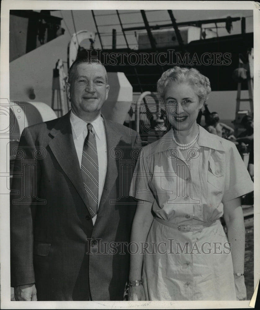 1951 Press Photo Mr. and Mrs. Wyeth Allen, of Milwaukee were among the passenger- Historic Images