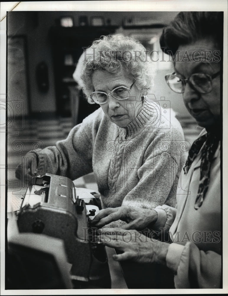 1990 Press Photo Viola Miller watched Sylvia Bunzel reproduce book on Braille - Historic Images