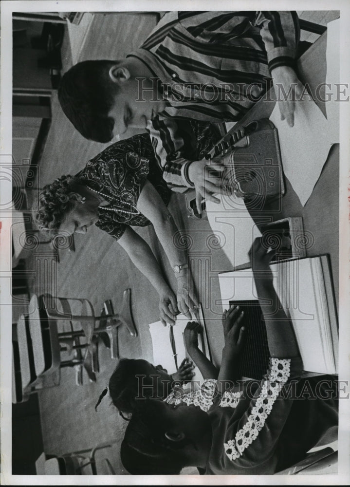 Load image into Gallery viewer, 1968 Press Photo Edna H Schmidt, a blind teacher who conducts a braille class
