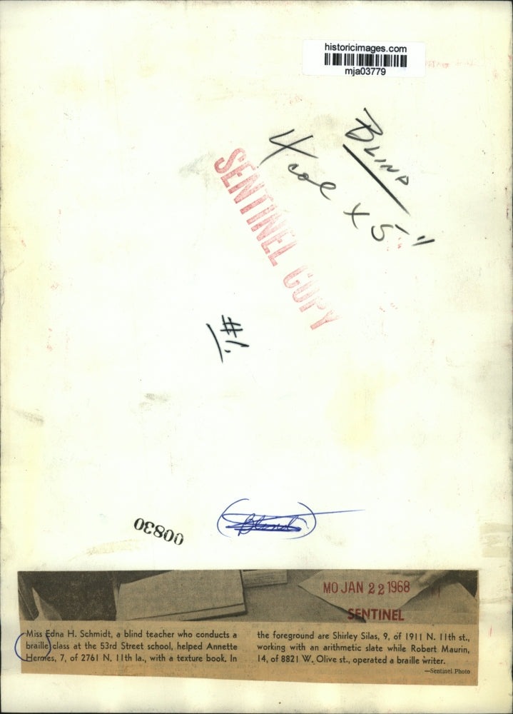 1968 Press Photo Edna H Schmidt, a blind teacher who conducts a braille class