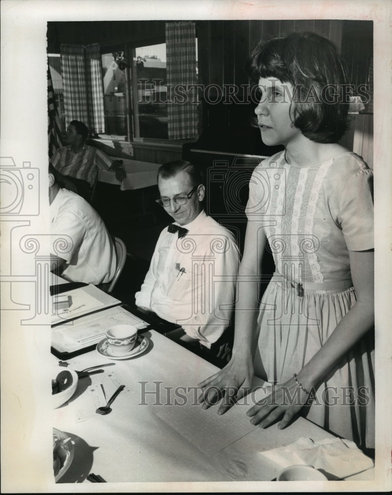 1964 Press Photo Ruth Ellen Manz read her notes in Braille at  Lake Lions club- Historic Images