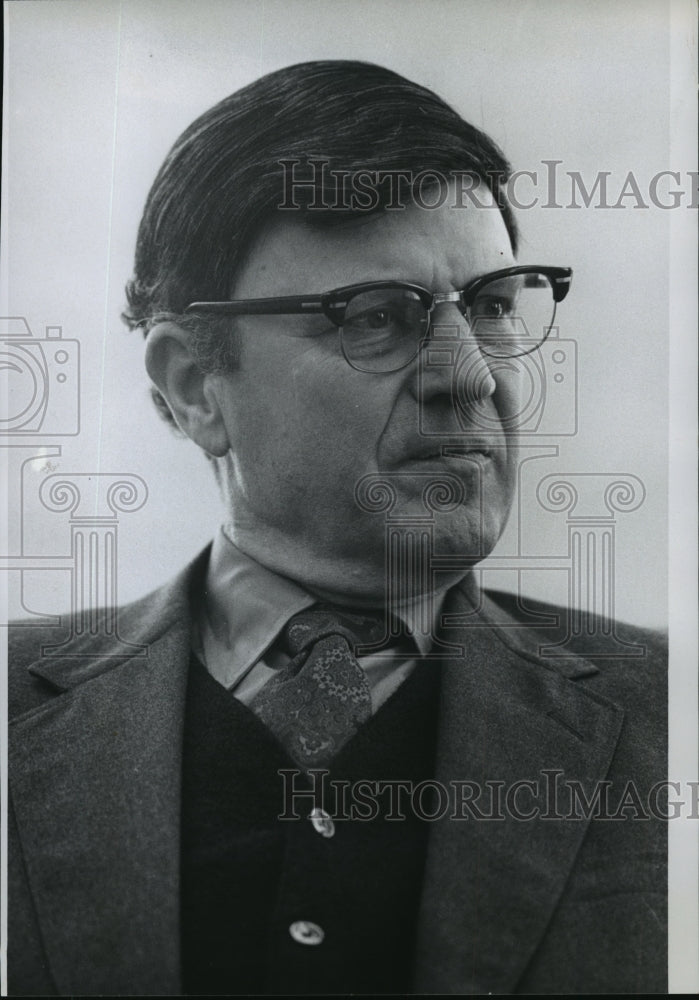 Load image into Gallery viewer, 1974 Press Photo Robert O Bailey, Janesville City Manager - mja03806
