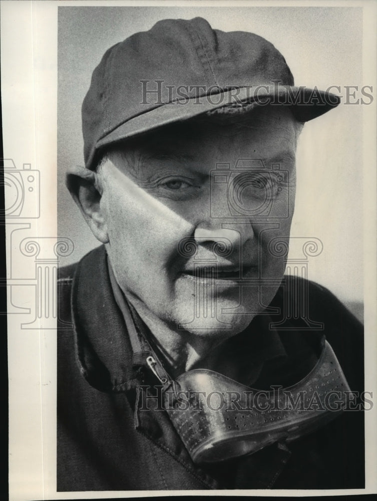 1986 Press Photo Wallace Bayley, next year&#39;s hay meadow- Historic Images