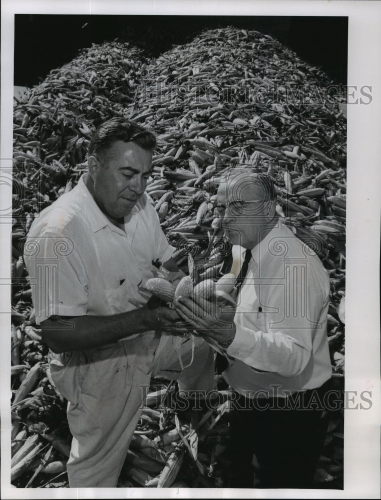 1961 Press Photo CJ Blaska &amp; John T Carter of Aunt Nellie&#39;s Foods- Historic Images