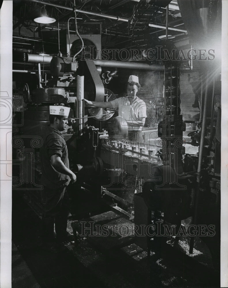 1967 Press Photo Vegetable processor at Clymen plant of Aunt Nellie Food inc,- Historic Images