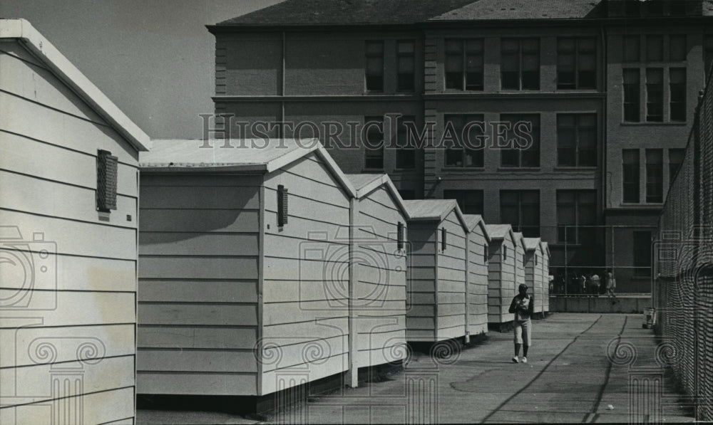 1977 Press Photo The 20 portable classrooms at Auer Avenue School - mja03852