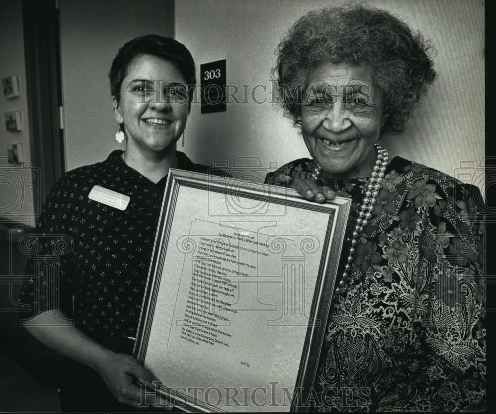 1991 Press Photo Poetry therapist Sue Silvermarie w/ Lillie Lou w/ Alzheimer&#39;s- Historic Images