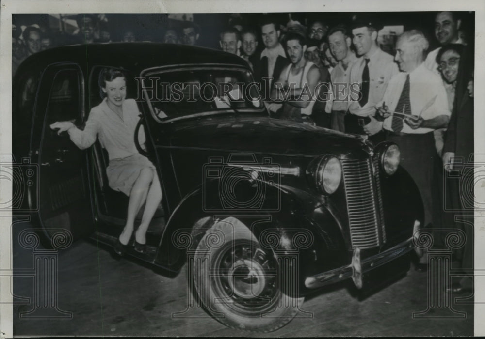 1945 Press Photo Miss Elizabeth Timberman got in behind right hand drive Austin- Historic Images