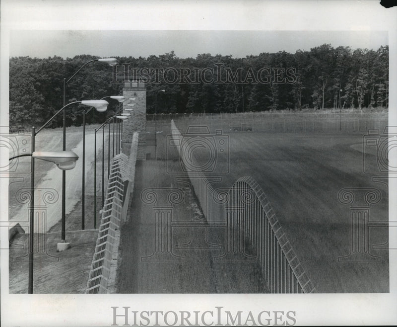 Load image into Gallery viewer, 1973 Press Photo Fencs surrounding the Youthful Offenders Institution
