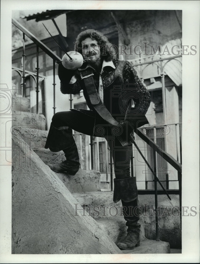 1976 Press Photo Rene Auberjonois as a dueling musketeer- Historic Images