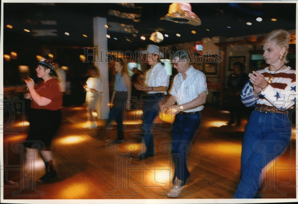 1993 Press Photo Loose Noose Saloon in Appleton, Jeanette Richey gives a lesson- Historic Images