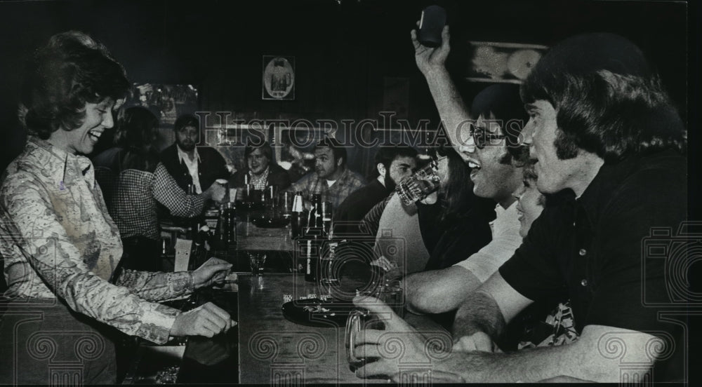 1975 Press Photo Pam Pucci and young jovial customers at Jim Pucci&#39;s Bar - Historic Images