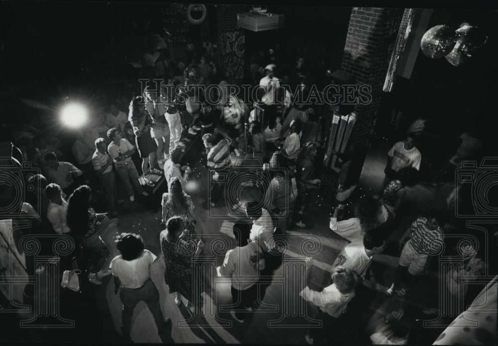 1989 Press Photo The crowd at Tijuana Yacht Club gyrated in dance - mja04373- Historic Images