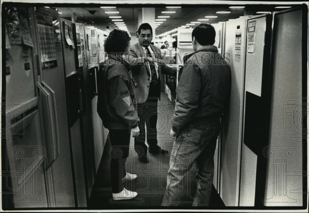 1992 Press Photo At American TV in Oak Creek, Ray Alva show refrigerator-freezer- Historic Images