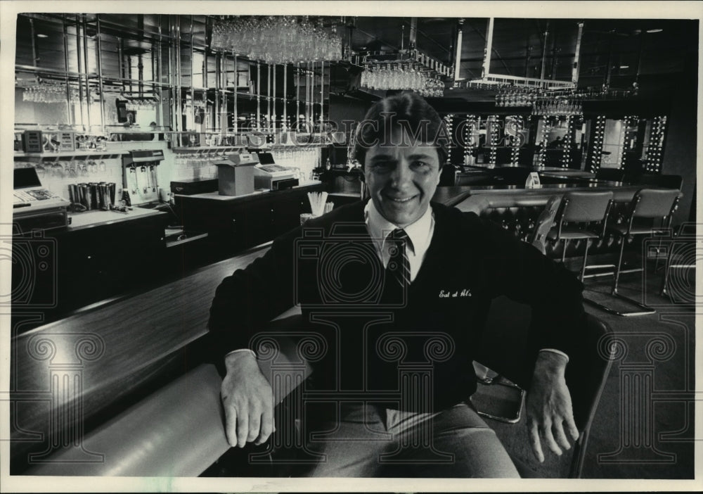 1986 Press Photo Mike Amidzich sat amid the glitter of nightclub for teenagers- Historic Images