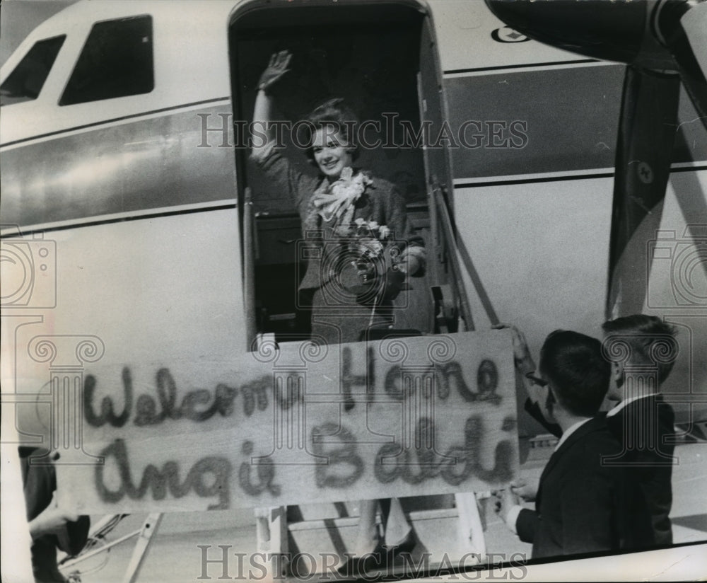 1964 Press Photo Ms Wisconsin Angela Gina Baldi at Gen Mitchell - mja04447