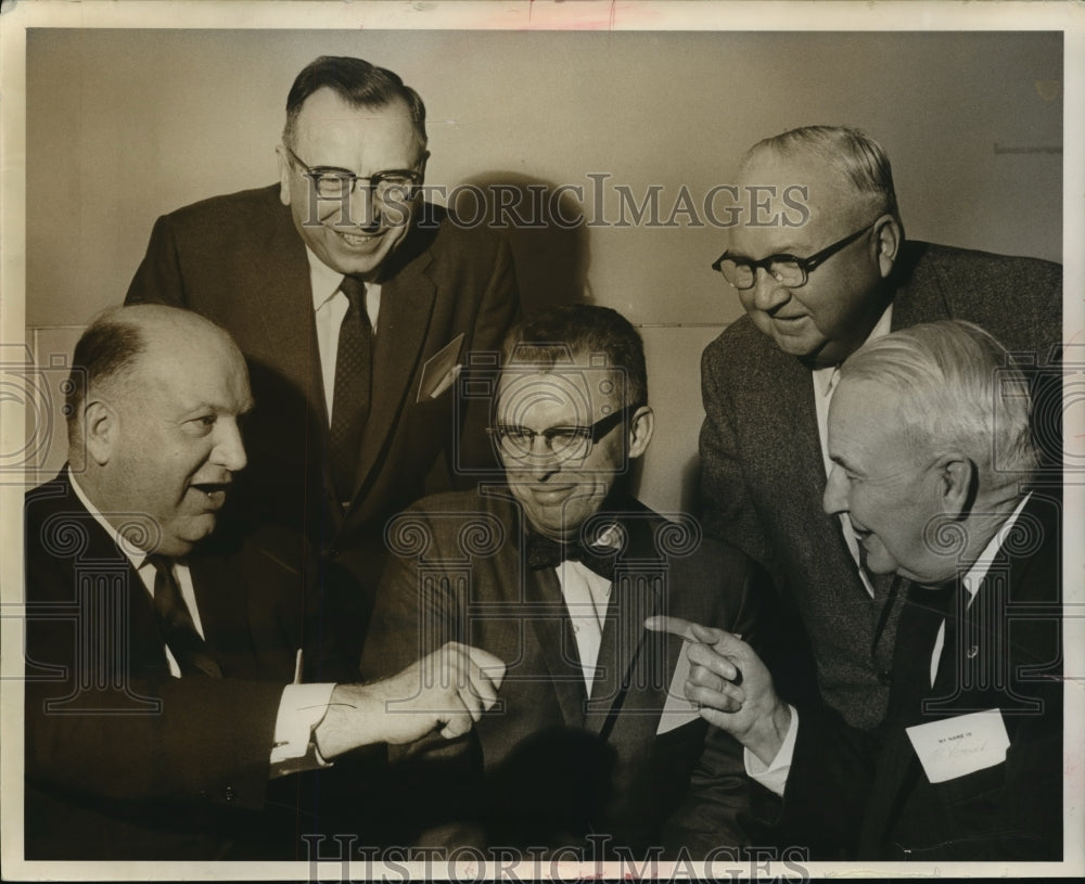 1964 Press Photo FJ Raeschen & Officers of the Builders Exchange of Milwaukee