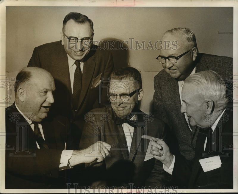 Load image into Gallery viewer, 1964 Press Photo FJ Raeschen &amp; Officers of the Builders Exchange of Milwaukee
