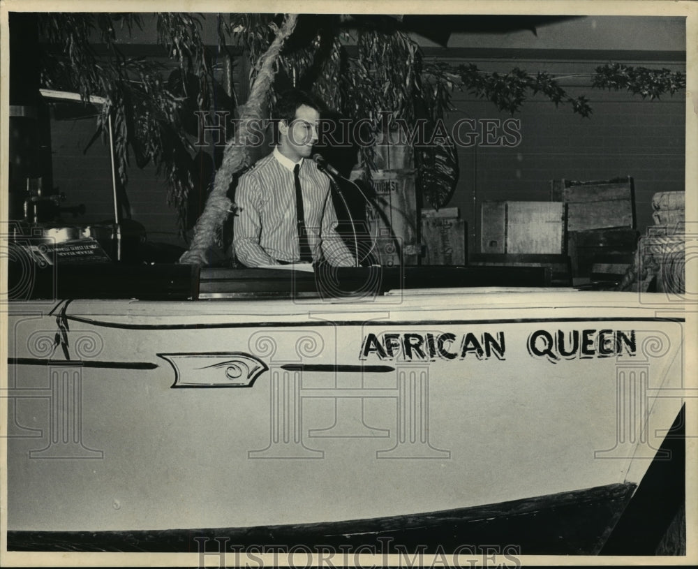 1986 Press Photo The deejay operates from a suspended boat- African Queen- Historic Images