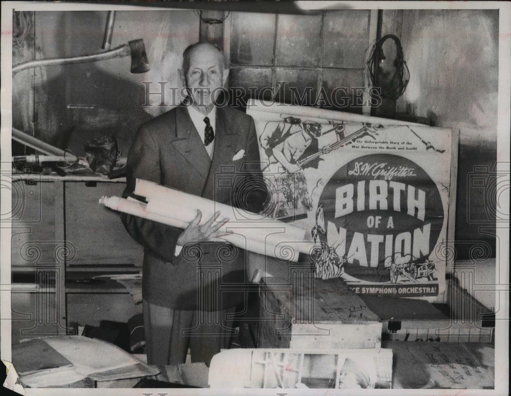 1963 Press Photo Roy Aitken displayed an advertisement for Birth of a Nation - Historic Images