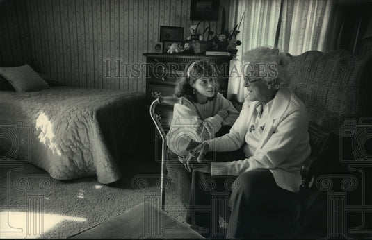 1967 Press Photo Karen Plagenz chats with Florence Sowles in Sowle's bedroom- Historic Images