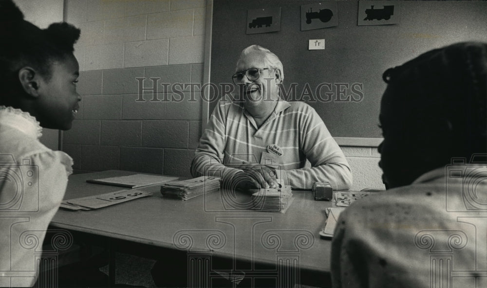 1988 Press Photo Kurt Buelow teaching Ohavyah Goodlow and April Townsend- Historic Images