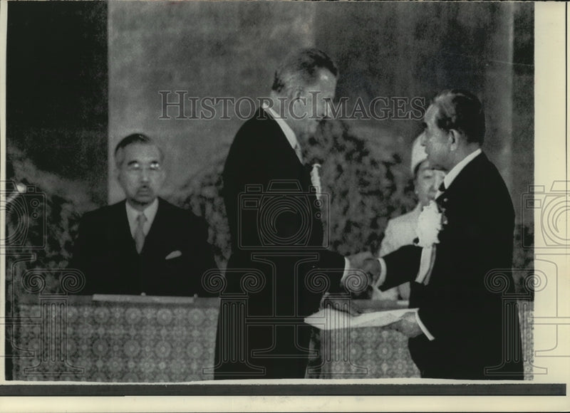 Load image into Gallery viewer, 1972 Press Photo Vice President Agnew shook hands with Premier Eisaki Sato
