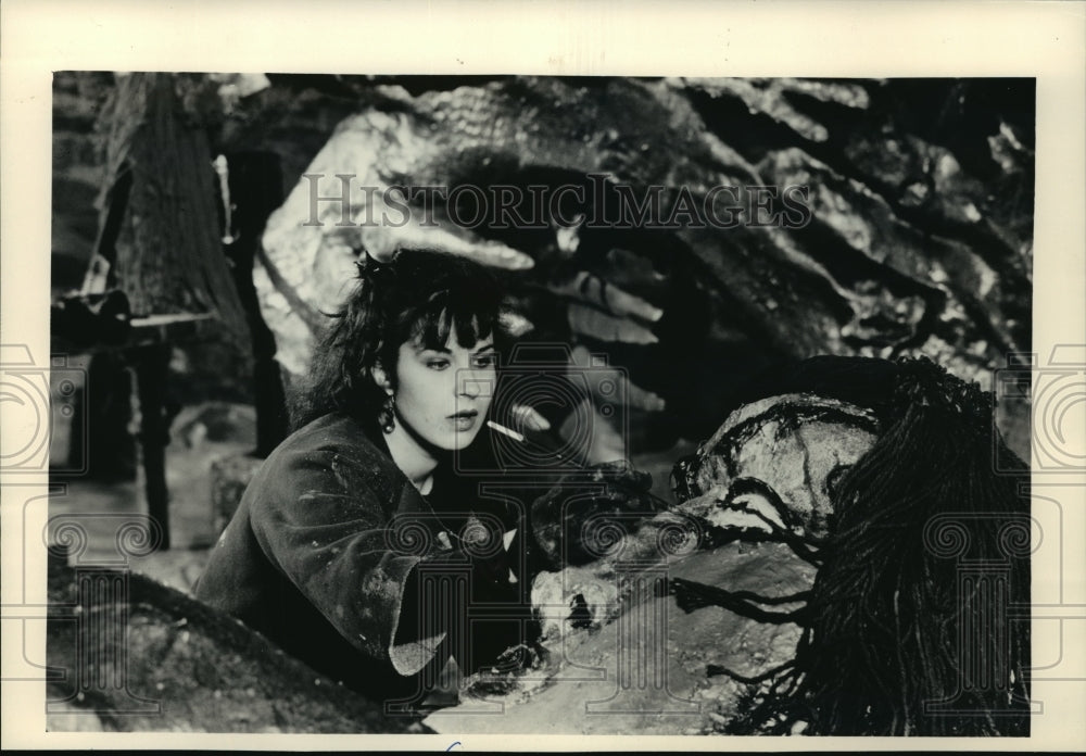 1987 Press Photo An un Identified artist putting finishing touches to sculpture - Historic Images