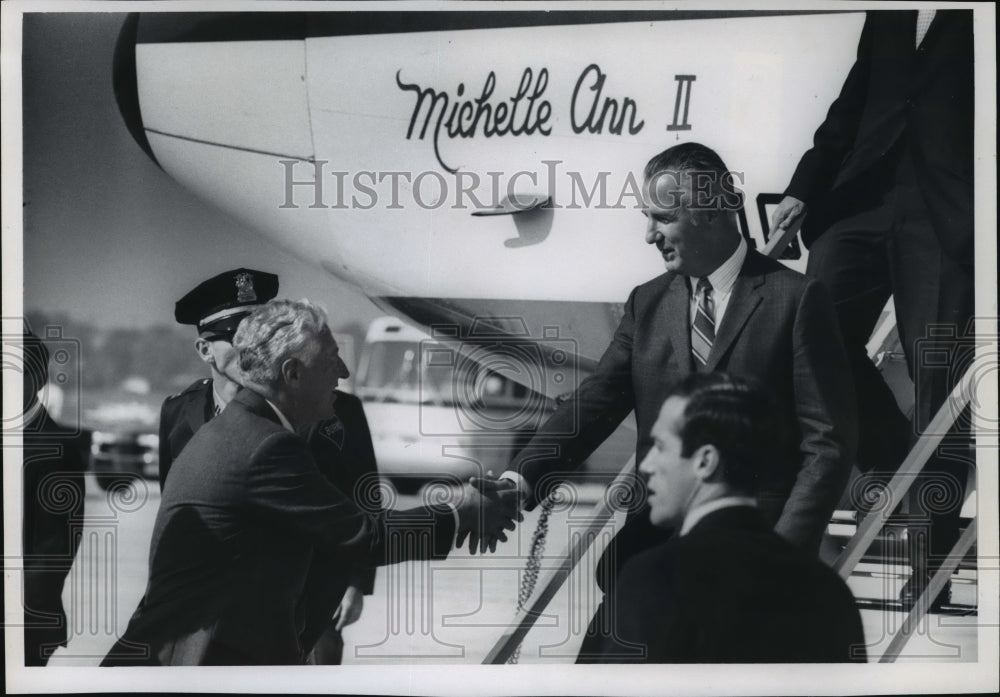 1971 Press Photo Spiro T. Agnew arriving at Mitchell Field- Historic Images