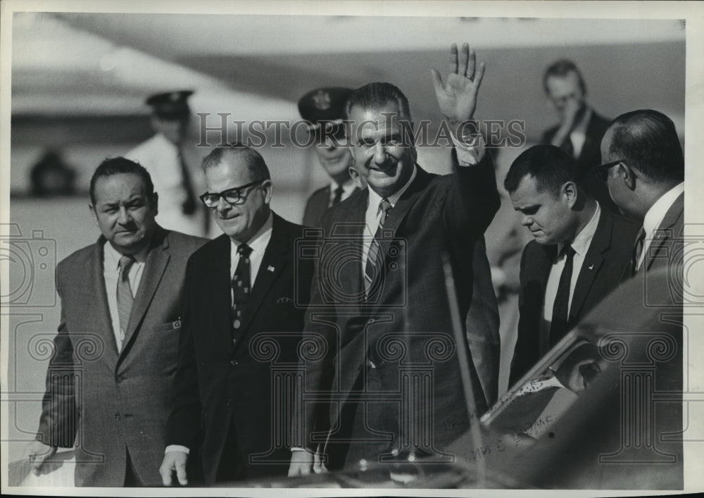 1971 Press Photo Spiro T. Agnew arriving at Mitchell Field- Historic Images