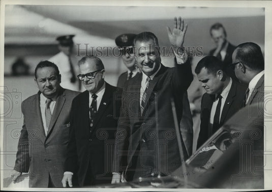 1971 Press Photo Spiro T. Agnew arriving at Mitchell Field- Historic Images