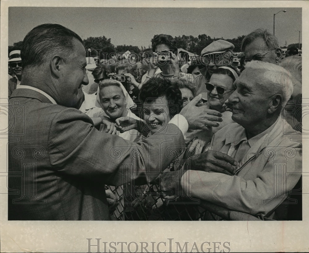 1968 Press Photo Agnew, the Republican vice-presidential candidate, shook hands - Historic Images